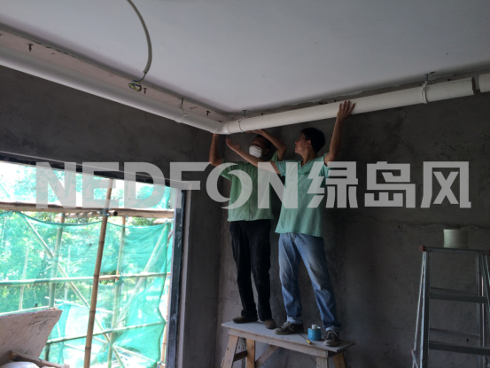 sungame施工人员正在安装管道